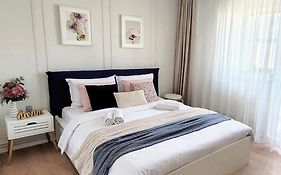 Cozy City Retreat, Obor Market & Metro